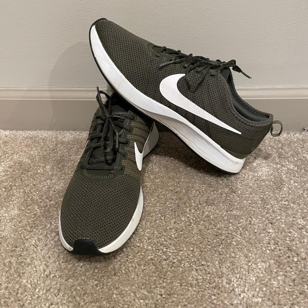 Women’s ladies Nike dualtone racer cargo khaki green sneaker shoe 9.5 917682-303